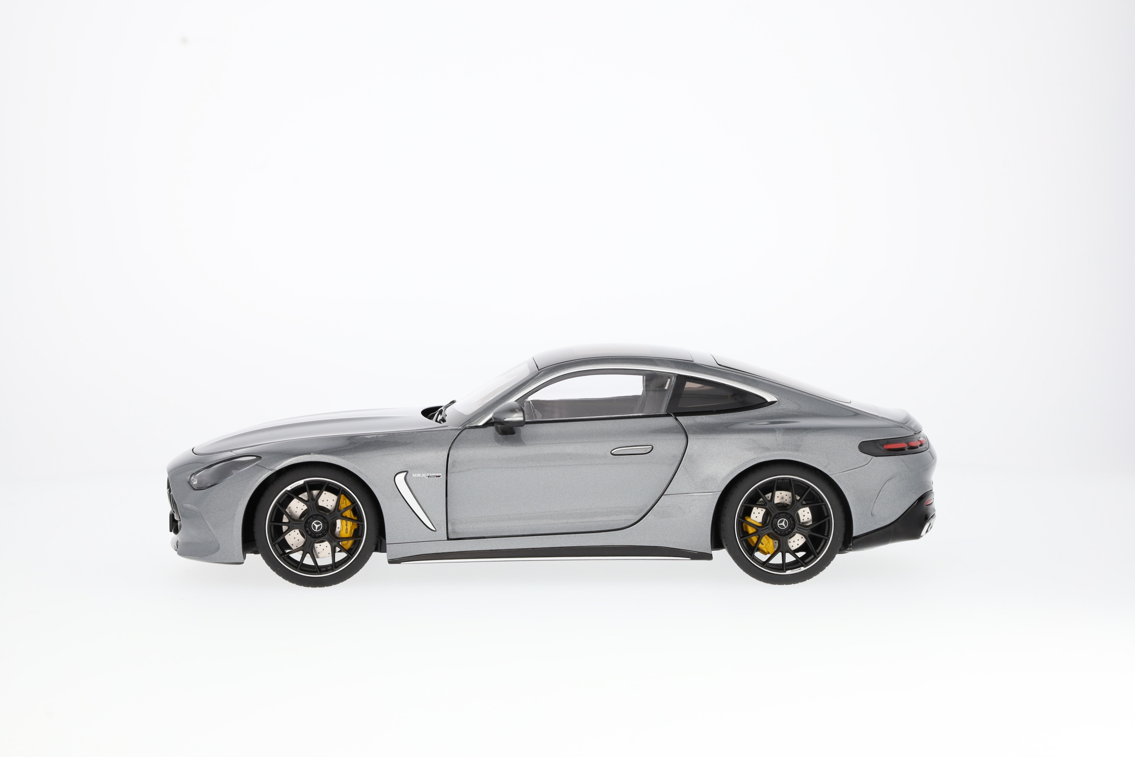 Mercedes-AMG GT 63, C192 - gris selenita, NZG, 1:18