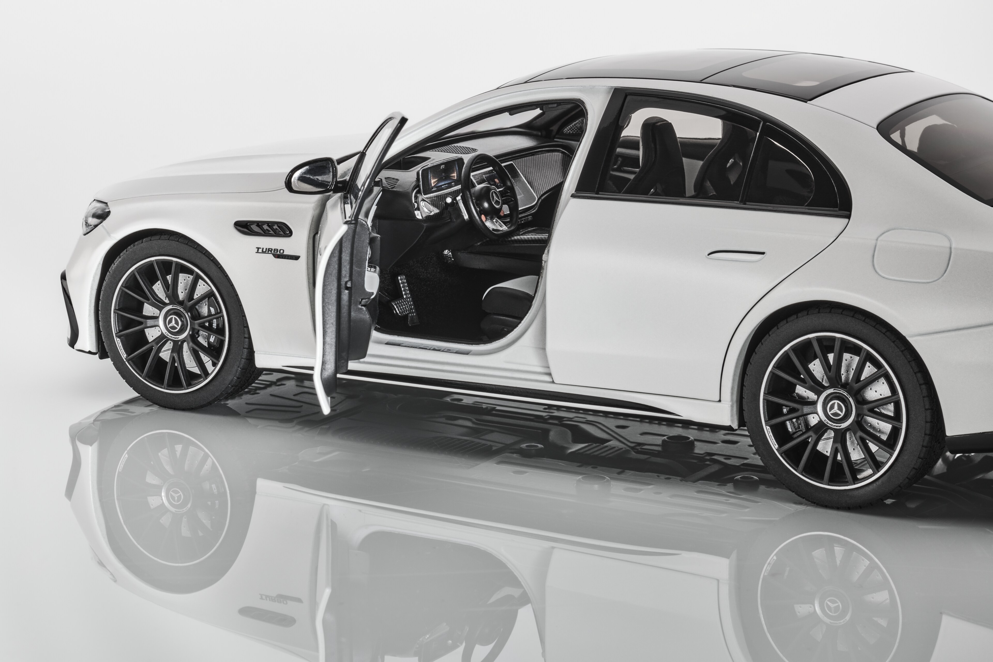 Mercedes-AMG E 53, Híbrido, 4MATIC+, W214 - MANUFAKTUR blanco opalita magno, NZG, 1:18