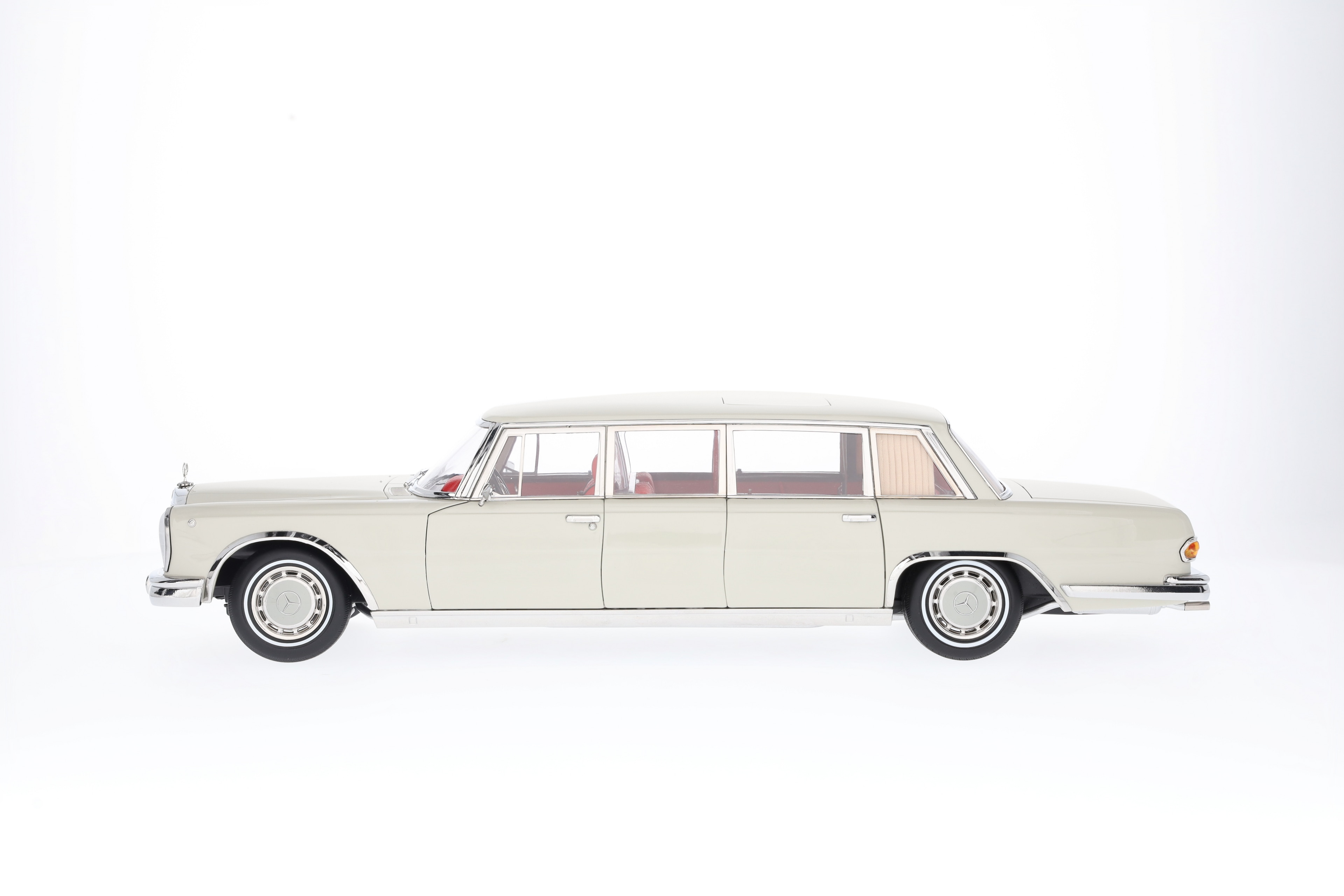 600 Pullmann W 100 (1963-1981) - gris blanco, NZG, 1:18