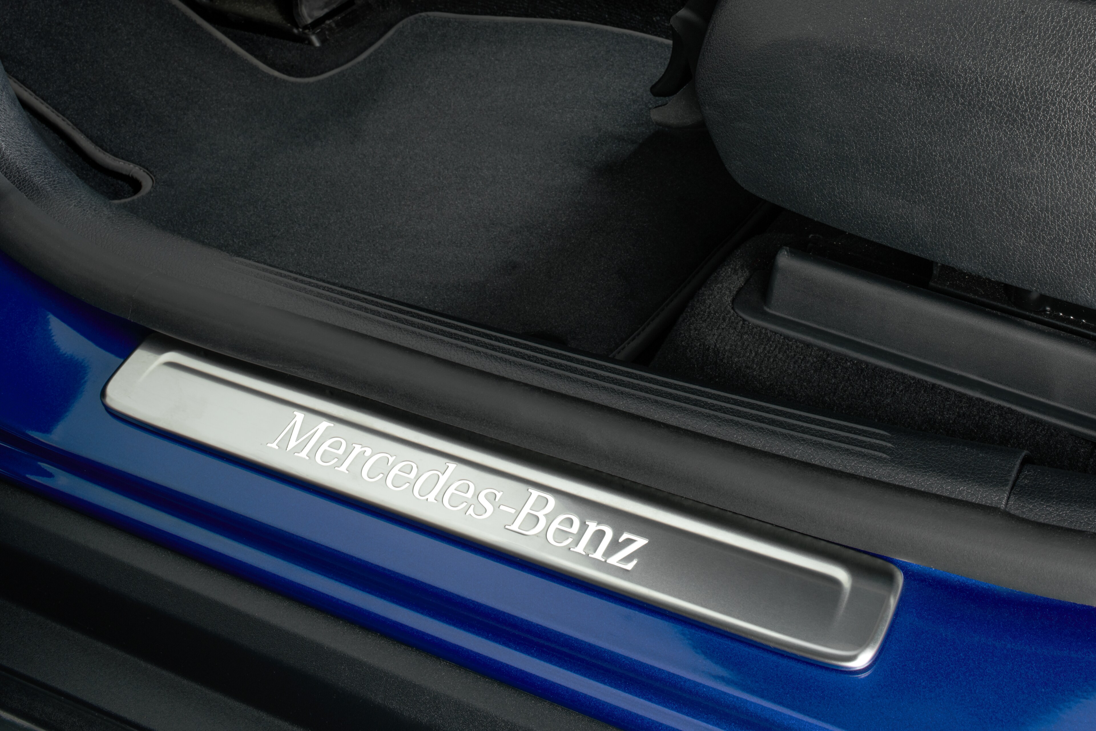 Cubierta intercambiable para listón de umbral luminoso, Mercedes-Benz, delante, 2 unidades - Acero inoxidable, plata / blanco